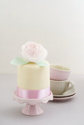 Mini fancy cake with fondant and peony made of edible paper - ECF01943