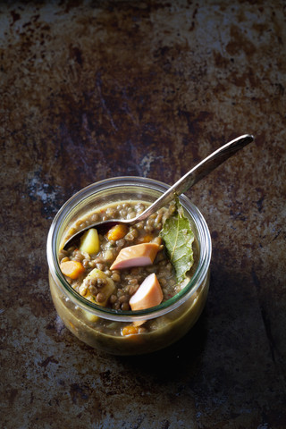 Einmachgläser mit Linsensuppe und Wurst, lizenzfreies Stockfoto