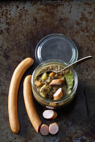 Einmachglas mit Linsensuppe und Würstchen, lizenzfreies Stockfoto