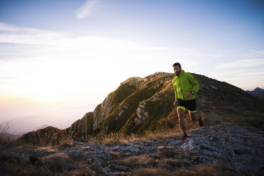 Italy, man running on mountain trail - SIPF01788