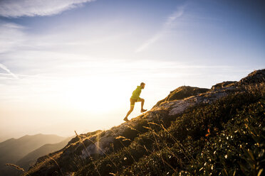 Italy, man running on mountain trail - SIPF01791