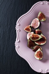 Sliced figs on pink plate - CSF28304