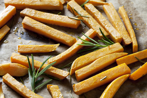 Zubereitung von Süßkartoffelpommes, Nahaufnahme, lizenzfreies Stockfoto