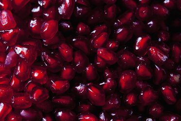 Pomegranate seeds, close-up - CSF28339