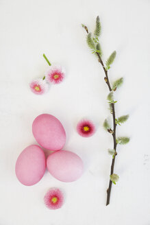 Handgefärbte rosa Ostereier mit Gänseblümchen und Kätzchen Dekoration auf hölzernen Hintergrund - GWF05261