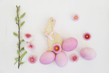 Handgefärbte rosa Ostereier mit Hase, Gänseblümchen und Kätzchen Dekoration auf hölzernen Hintergrund - GWF05262