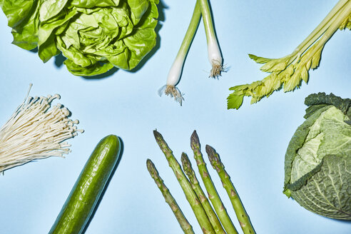Verschiedene Arten von grünem Gemüse auf blauem Hintergrund - PNEF00001