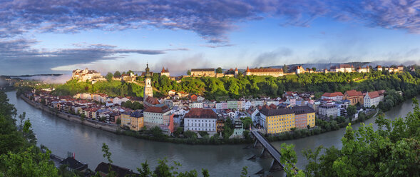 Deutschland, Bayern, Burghausen, Panoramastadtansicht von Altstadt und Burg - YRF00163