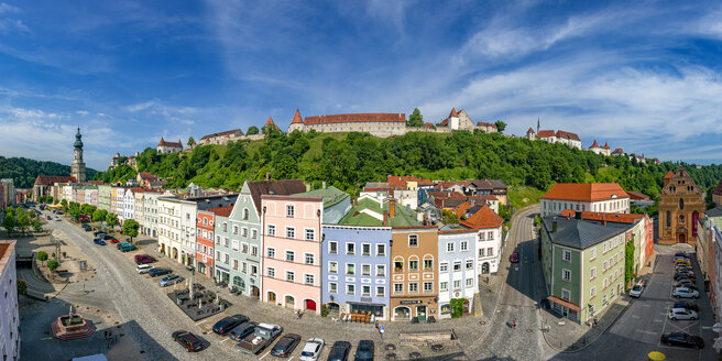 Deutschland, Bayern, Burghausen, Panoramastadtansicht von Altstadt und Burg - YRF00164