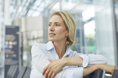 Porträt einer Geschäftsfrau beim Warten auf dem Flughafen - PNEF00031