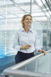 Portrait of laughing blond businesswoman - PNEF00033