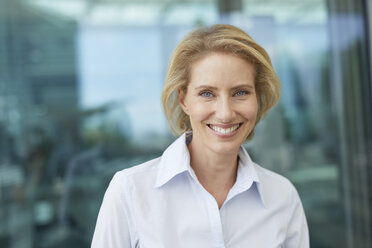 Portrait of laughing blond businesswoman - PNEF00036