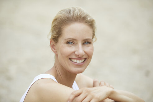 Portrait of laughing blond woman on the beach - PNEF00041