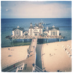 Deutschland, Rügen, Sellin, Blick zur Seebrücke - PUF00756