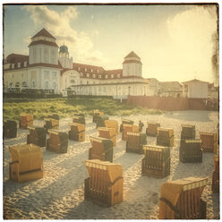 Deutschland, Mecklenburg-Vorpommern, Binz, Strandkörbe mit Kapuze am Strand und Kurhotel - PUF00757