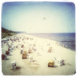 Deutschland, Mecklenburg-Vorpommern, Usedom, Heringsdorf, Strandkörbe mit Kapuze am Strand - PUF00758