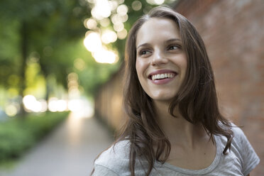 Porträt einer glücklichen jungen Frau im Freien - PNEF00059