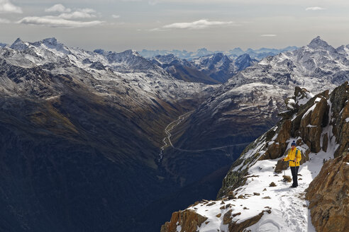 Austria, Tyrol, Oetztal, Soelden, woman at Gaislachkogel with view to Oetztal Alps - GFF01028