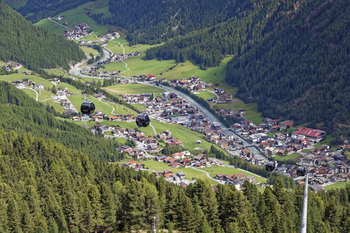 Österreich, Tirol, Ötztal, Blick auf Sölden und Gaislachkogelbahn - GFF01030