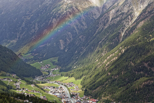 Österreich, Tirol, Ötztal, Regenbogen über Sölden - GFF01034