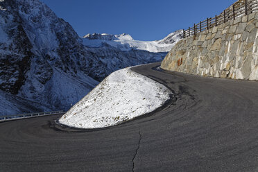 Österreich, Tirol, Ötztal, Sölden, Ötztaler Gletscherstraße mit Blick auf den Rettenbachgletscher - GFF01038