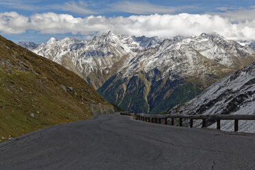 Österreich, Tirol, Ötztal, Sölden, Ötztaler Gletscherstraße mit Blick ins Tal - GFF01049