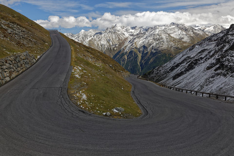 Österreich, Tirol, Ötztal, Sölden, Ötztaler Gletscherstraße mit Blick ins Tal, lizenzfreies Stockfoto