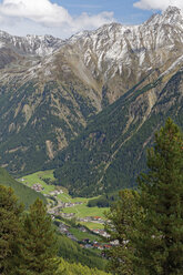 Österreich, Tirol, Ötztal, Blick auf Sölden - GFF01051