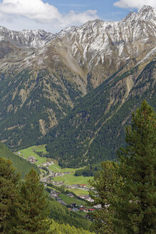 Österreich, Tirol, Ötztal, Blick auf Sölden - GFF01051