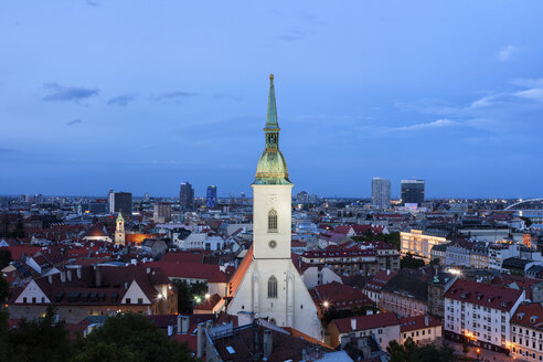 Slowakei, Bratislava, abendliches Stadtbild mit Martinsdom - ABOF00266