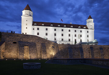 Slowakei, Bratislava, Burg Bratislava bei Nacht beleuchtet - ABO00268