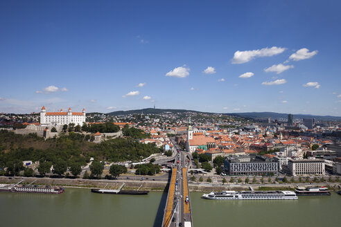 Slowakei, Bratislava, Blick über die Stadt an der Donau mit der Burg Bratislava - ABOF00269