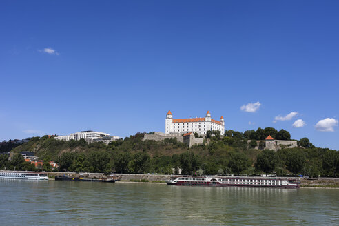 Slowakei, Bratislava, Fluss Donau, Burg Bratislava auf einem Hügel - ABOF00270