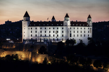 Slowakei, Bratislava, Burg Bratislava in der Abenddämmerung - ABO00271