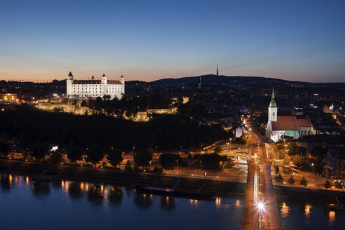 Slowakei, Bratislava, Stadt in der Abenddämmerung mit beleuchteter Burg Bratislava und Martinsdom - ABOF00273