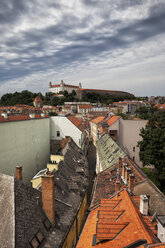 Slowakei, Bratislava, historisches Zentrum, Blick über die Dächer der Häuser auf die Burg von Bratislava - ABOF00275