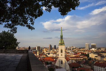 Slowakei, Bratislava, Stadtbild bei Sonnenuntergang mit der Martinskathedrale von der Terrasse auf dem Hügel - ABOF00278