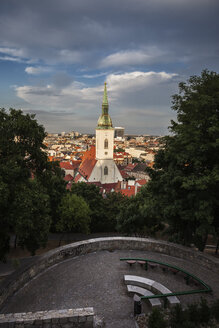 Slowakei, Bratislava, Stadtbild mit Martinsdom bei Sonnenuntergang, Hügelparkterrasse mit Bänken - ABOF00279