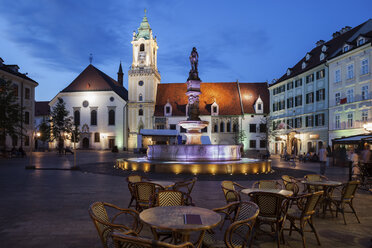 Slovakia, Bratislava, Old Town, Main Square at night with cafe restaurant tables, Roland Fountain and Town Hall - ABOF00281