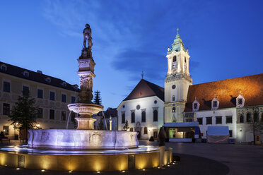 Slowakei, Bratislava, Altstadt, Rolandbrunnen und Rathaus bei Nacht auf dem Hauptplatz - ABOF00282