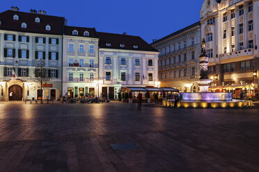Slowakei, Bratislava, Altstadt, Hauptplatz bei Nacht - ABOF00283