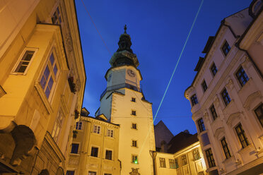 Slowakei, Bratislava, Altstadthäuser, Michaelsturm und -tor bei Nacht - ABOF00284