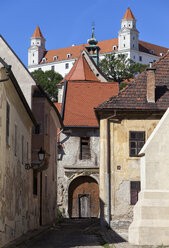 Slowakei, Bratislava, Altstadthäuser mit der Burg Bratislava darüber - ABOF00285