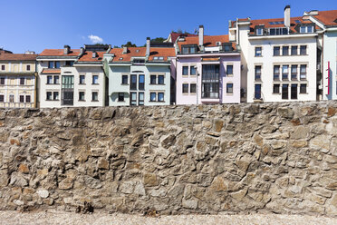 Slowakei, Bratislava, Reihe von neuen Wohnhäusern hinter der Altstadtmauer - ABOF00286