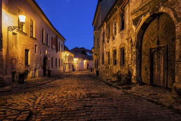 Slowakei, Bratislava, Altstadt bei Nacht, Kopfsteinpflasterstraße, altes Gebäude mit gealterter Fassade - ABOF00288