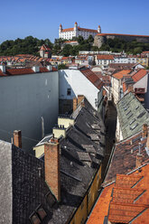 Slowakei, Bratislava, historisches Zentrum, Blick über die Dächer der Häuser auf die Burg von Bratislava - ABOF00289