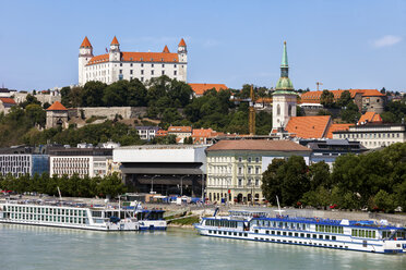 Slovakia, Bratislava, Bratislava Castle and St. Martin's Cathedral at Danube River on Little Carpathians hill - ABOF00290