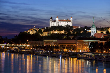 Slowakei, Bratislava, Stadt in der Abenddämmerung mit beleuchteter Burg Bratislava und Martinsdom an der Donau - ABOF00292