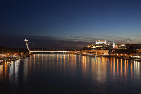 Slowakei, Bratislava, Stadtbild von der Donau bei Nacht - ABOF00293