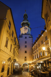 Slowakei, Bratislava, Altstadt, Michaels Tor und Turm bei Nacht in der Michalska Straße - ABOF00295